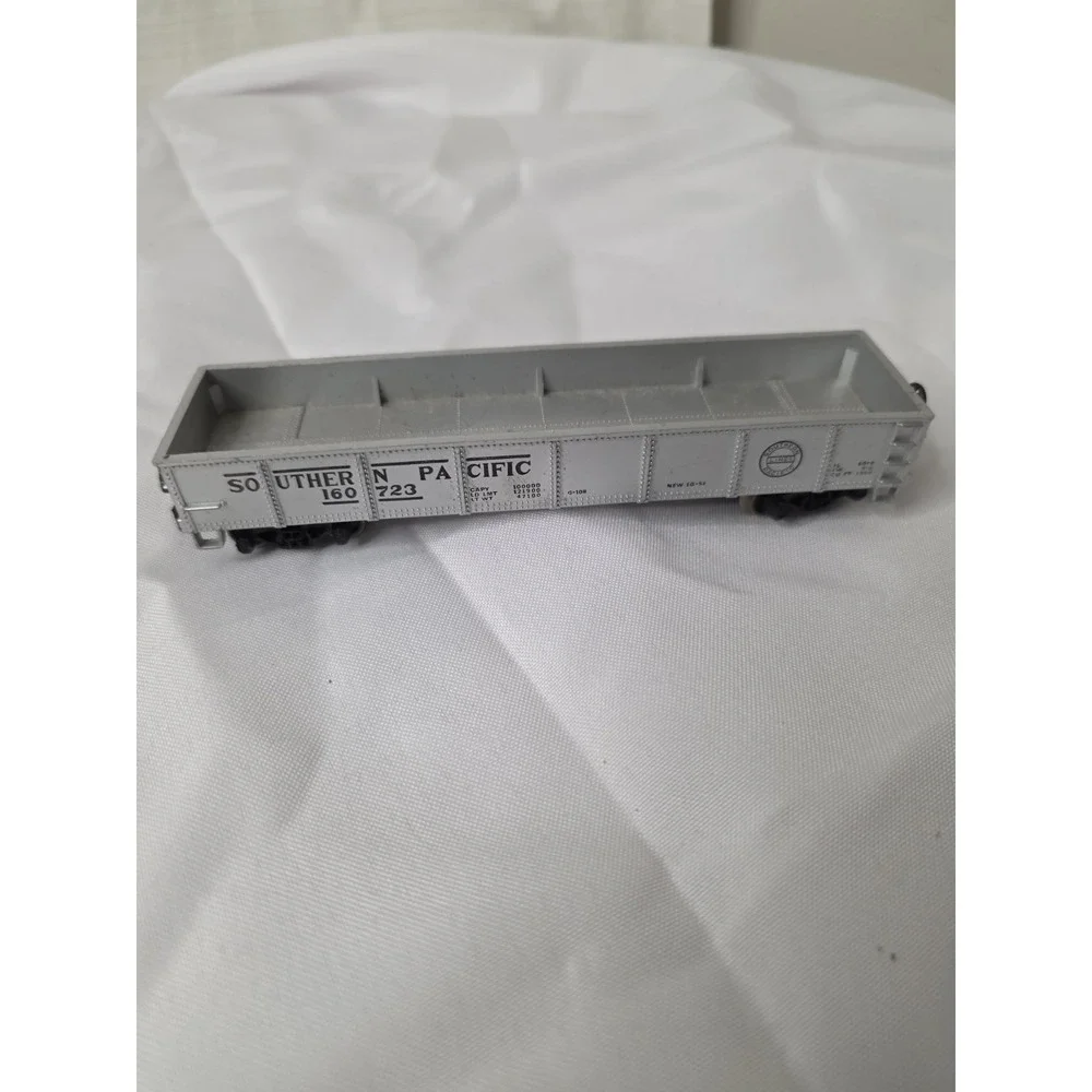 Chesapeake And Ohio F Unit Diesel Locomotive 8015 Model Train 2 Pieces